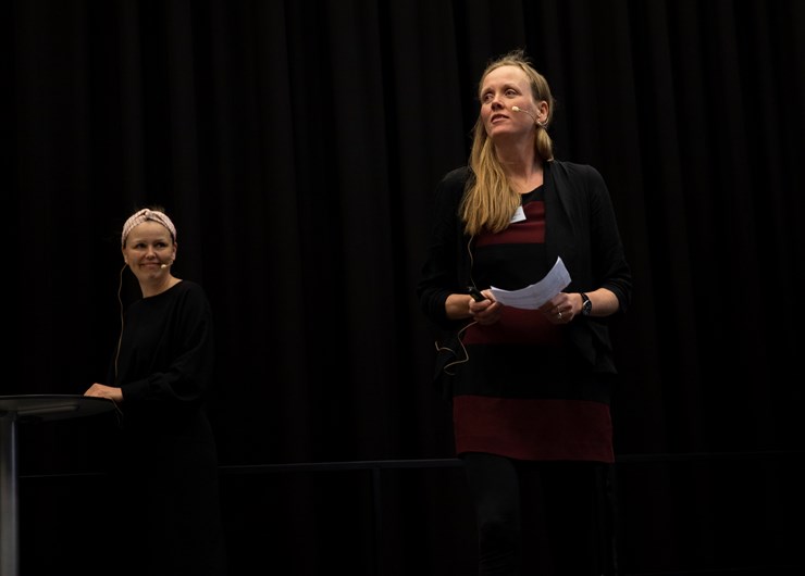 Lise Juul Madsen, Programchef og Katrine Thielke, rådgiver på scenen i Brønden. 