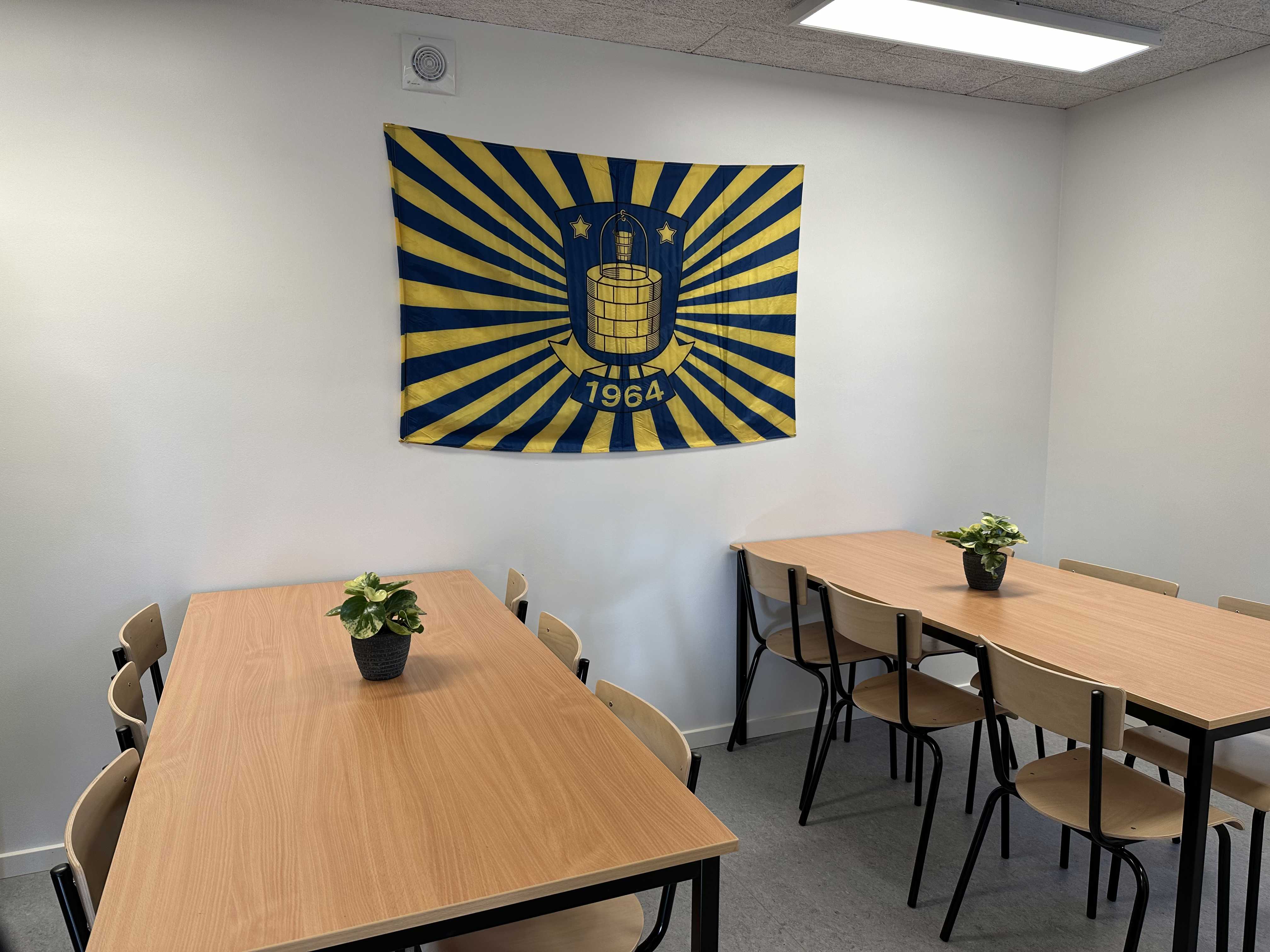 Kravlegården består af en stor udendørsterrasse, et opholdsrum, wc og køkken.