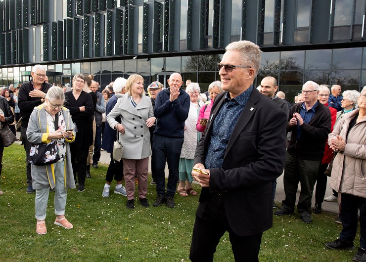 Borgmester Kent Magelund står foran en gruppe borgere ved Brønden 