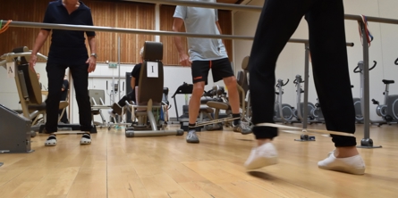 Billedet viser træning med elastik