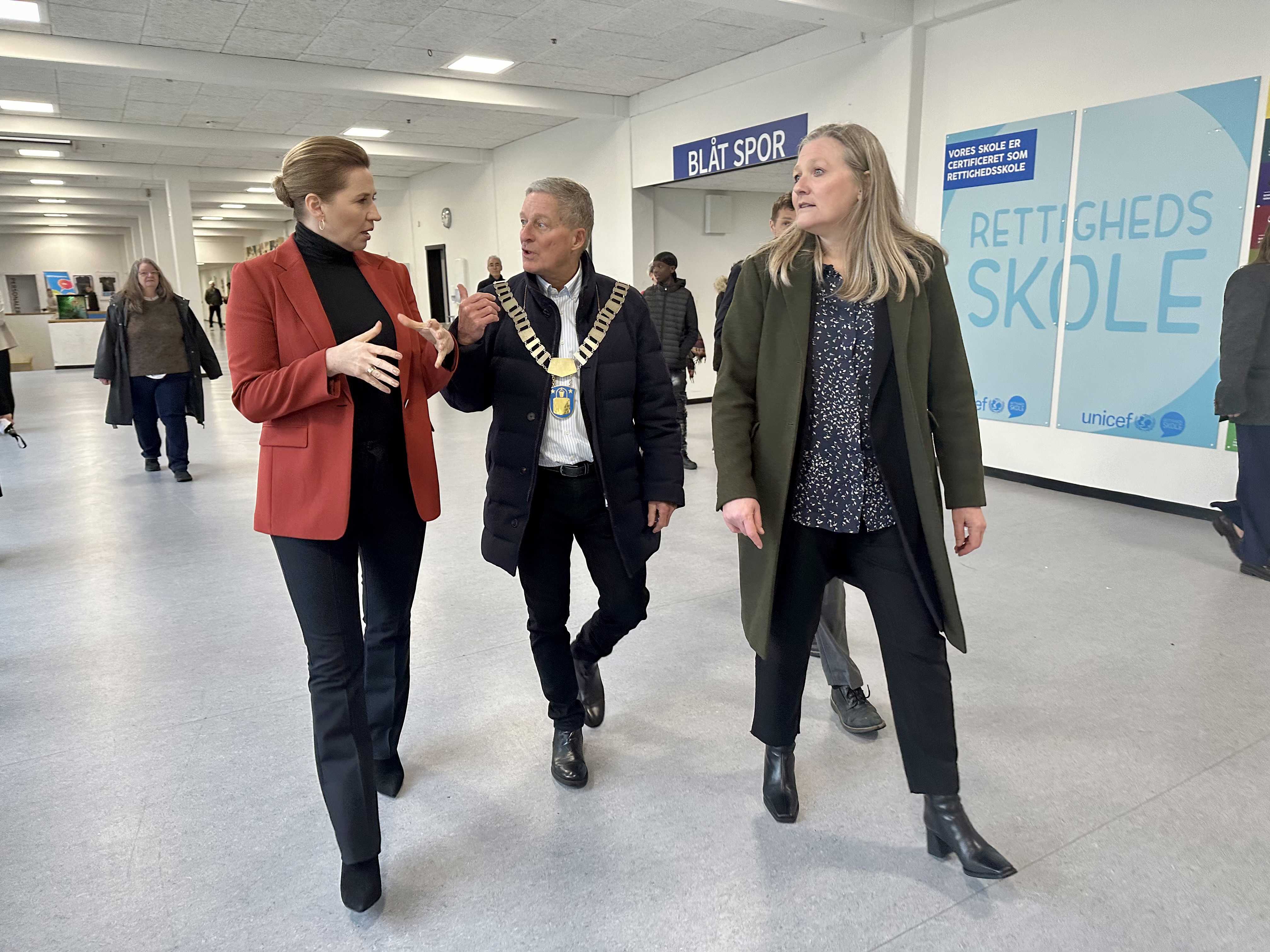 Statsminister Mette Frederiksen vises rundt på skolen af skoleleder Rikke Rubek og borgmester Kent Magelund