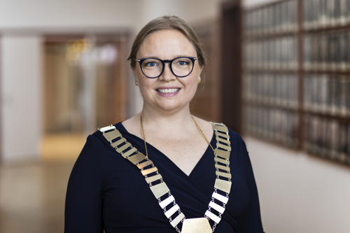 Maja Højgaard iført borgmesterkæde