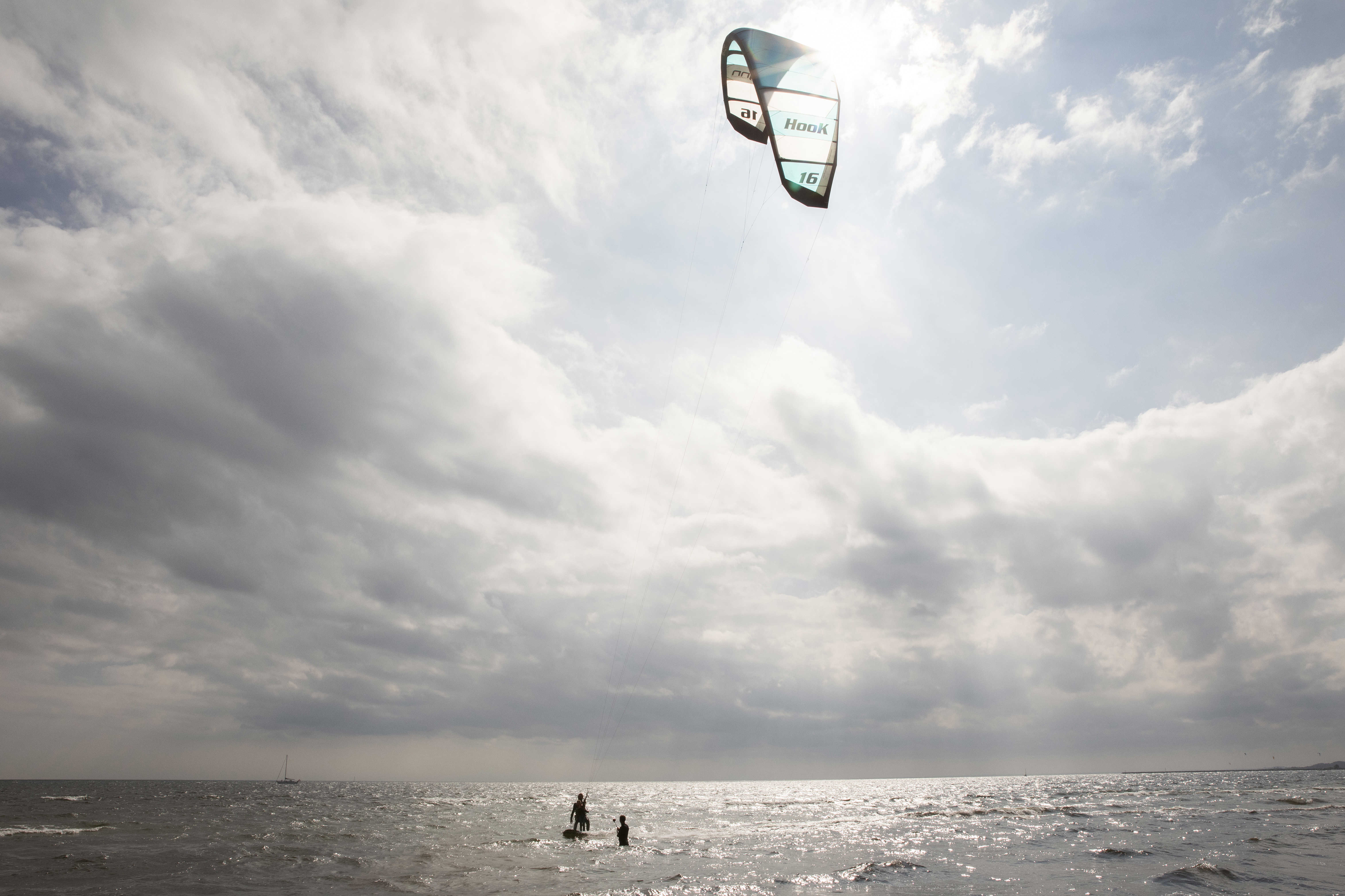 Kitesurfing var populært, og der var mange, som gerne ville ud at suse en tur på vandet sammen med de garvede surfere.