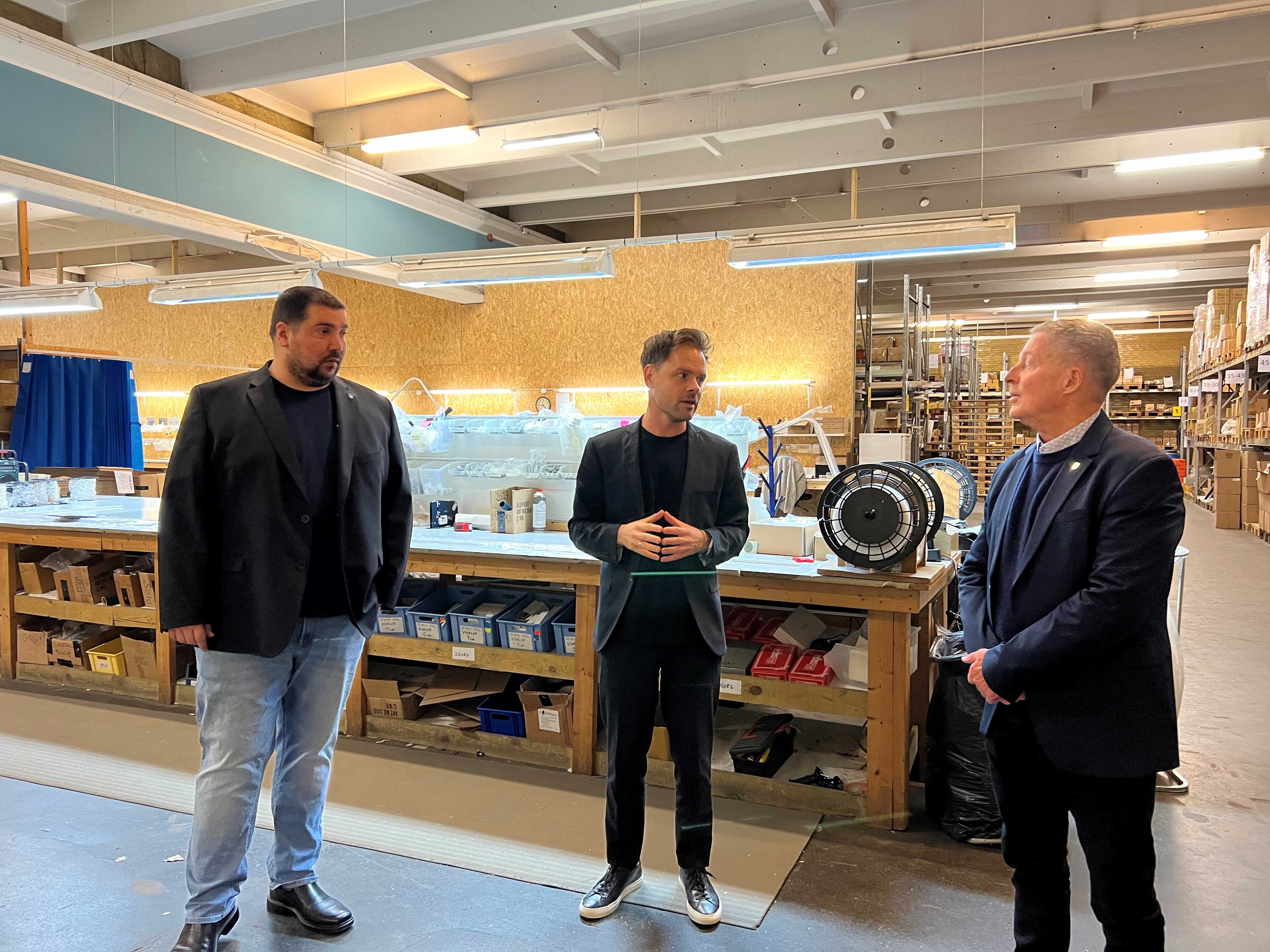Ejer og administrerende direktør Thomas Trads Hansen viser Kent Magelund, borgmester i Brøndby Kommune og Hajg Zanazanian, formand for Beskæftigelsesudvalget, rundt i virksomheden.